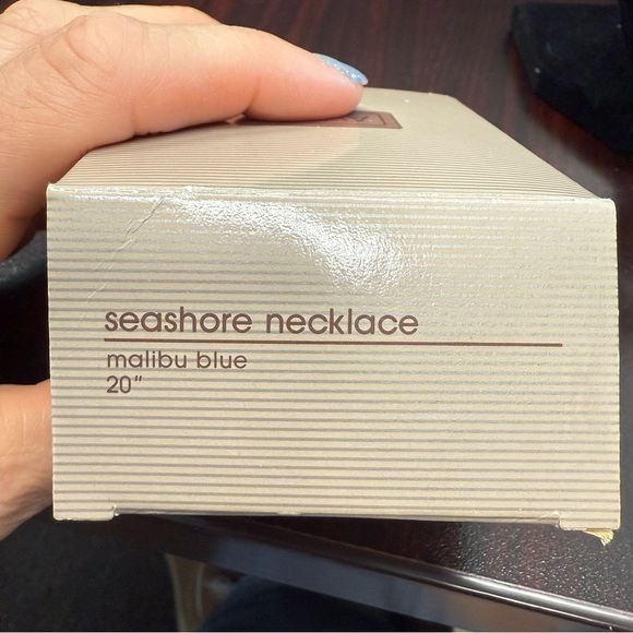 Avon “Seashore” Malibu Blue and White Beaded Necklace with Shell Accents NIB - Picture 5 of 7